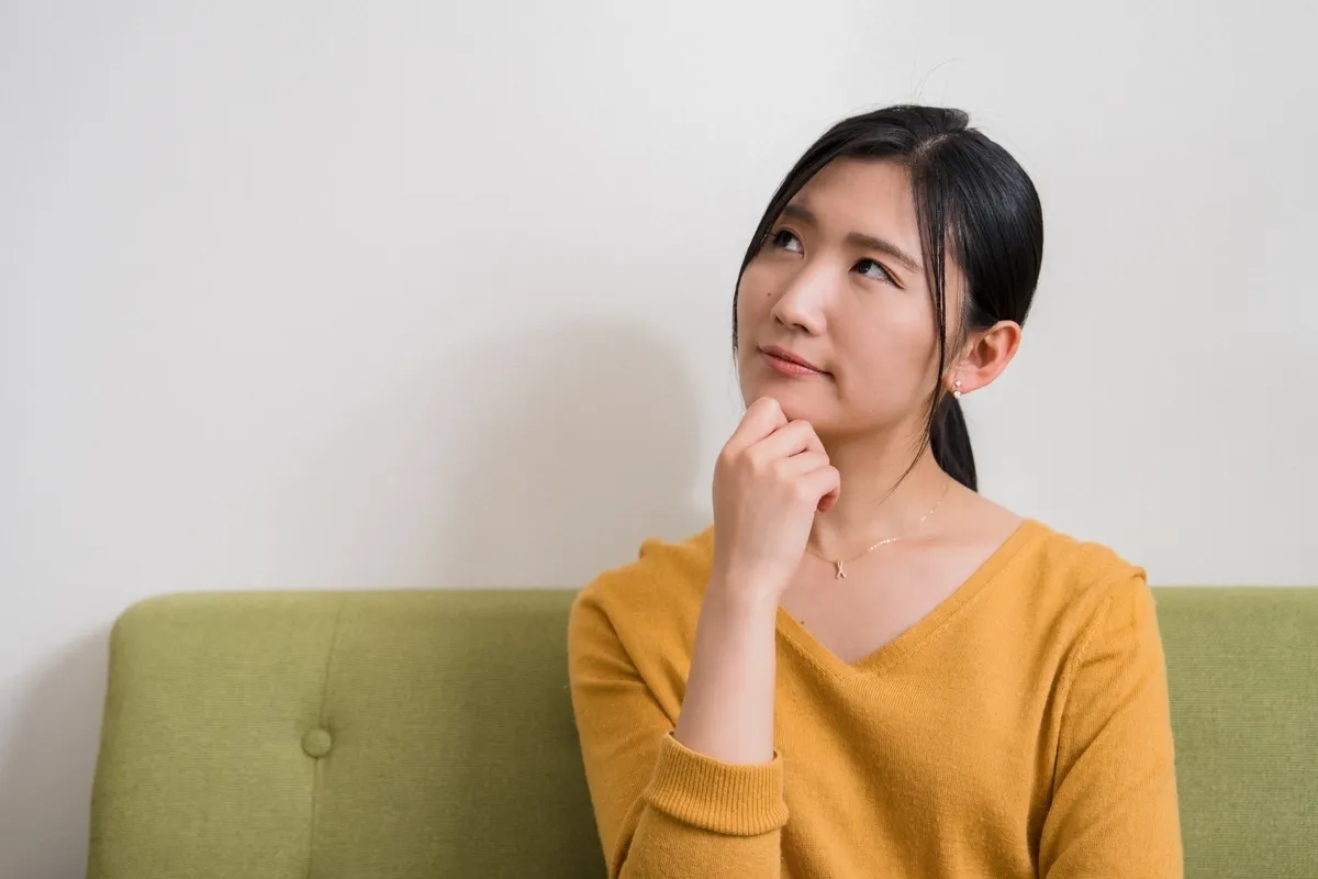 고개를 기울이는 여성