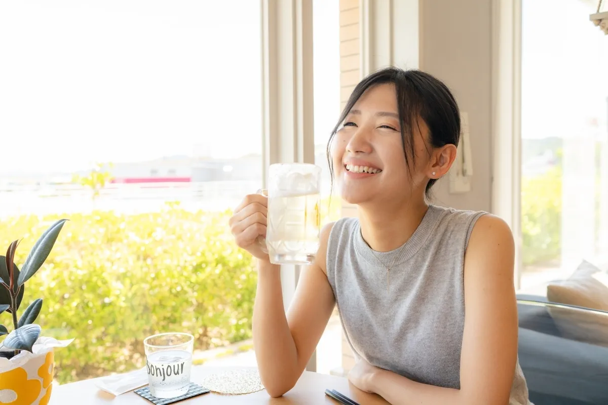 하이볼을 즐기는 여성