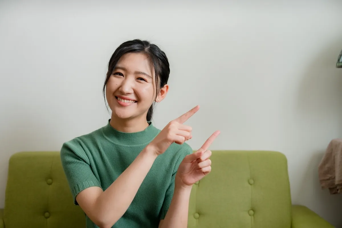 가리키는 여성