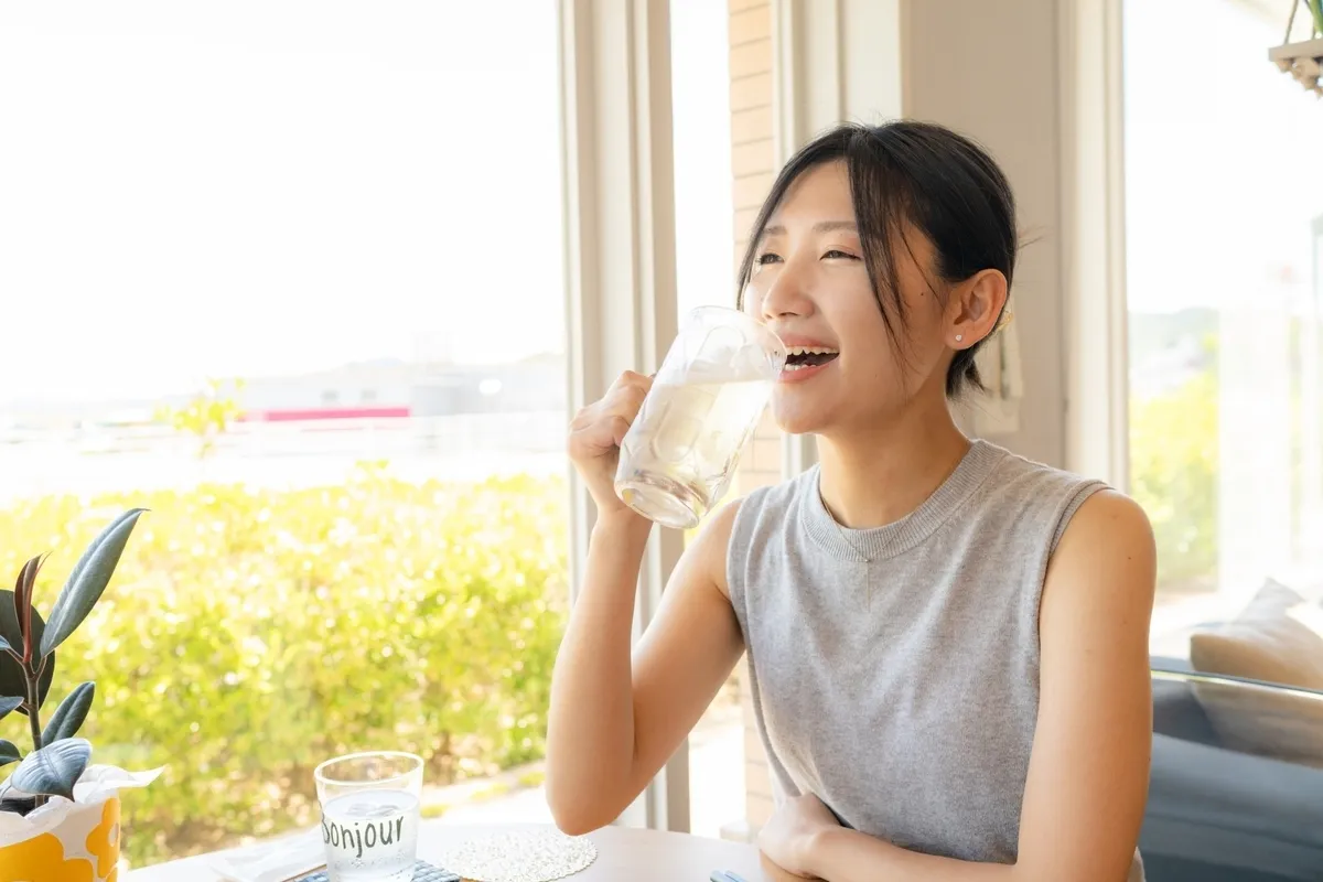 하이볼을 즐기는 여성