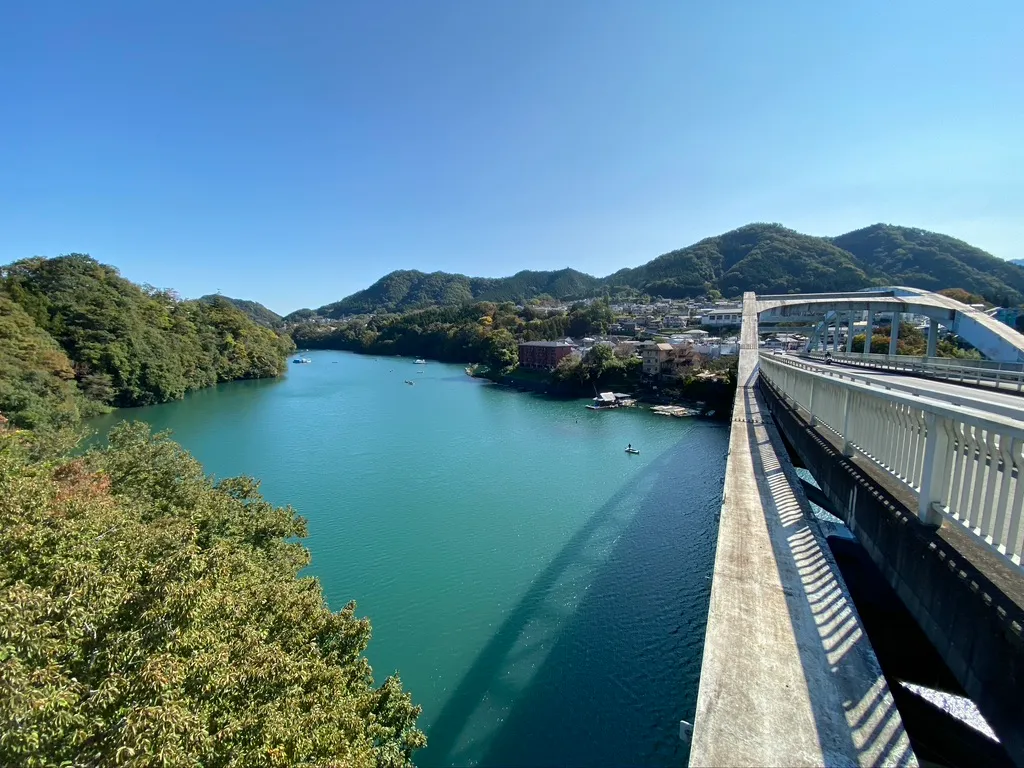 다리에서 내려다 보는 사가미가와의 풍경
