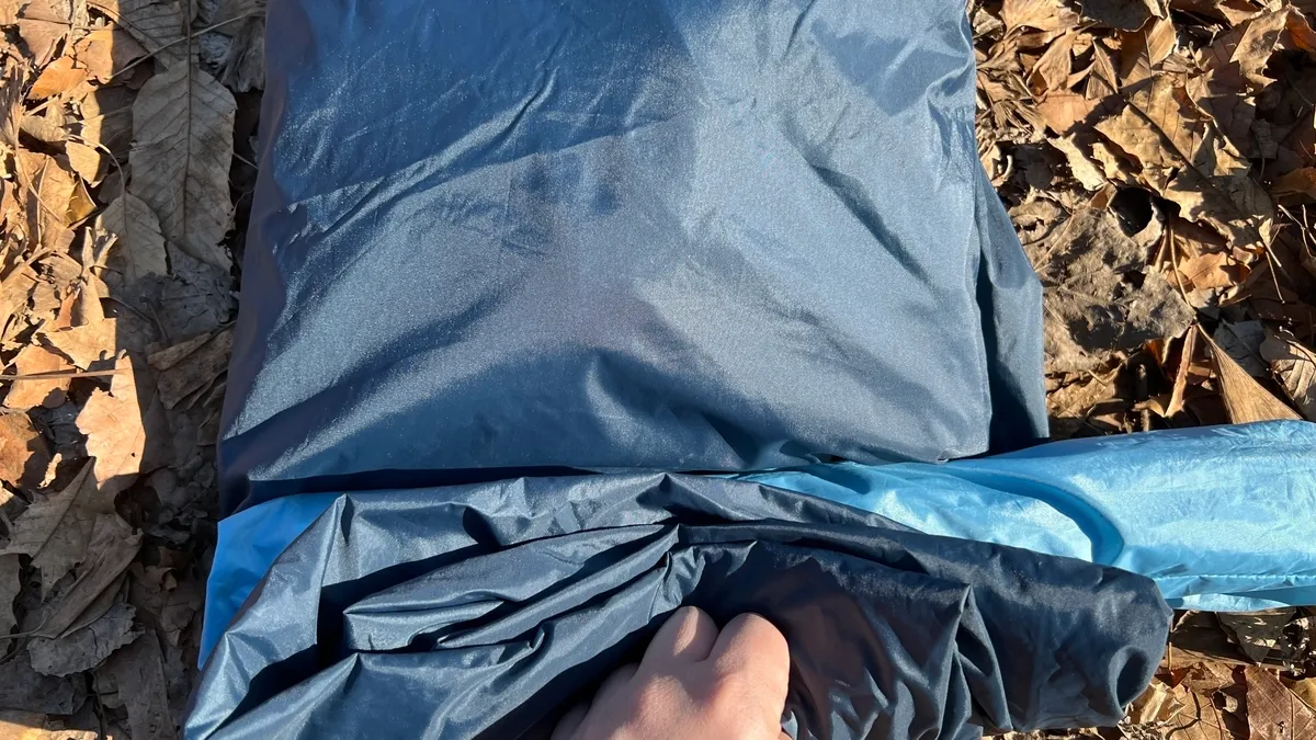 공기를 빼면서 부풀지 않도록 말아가기