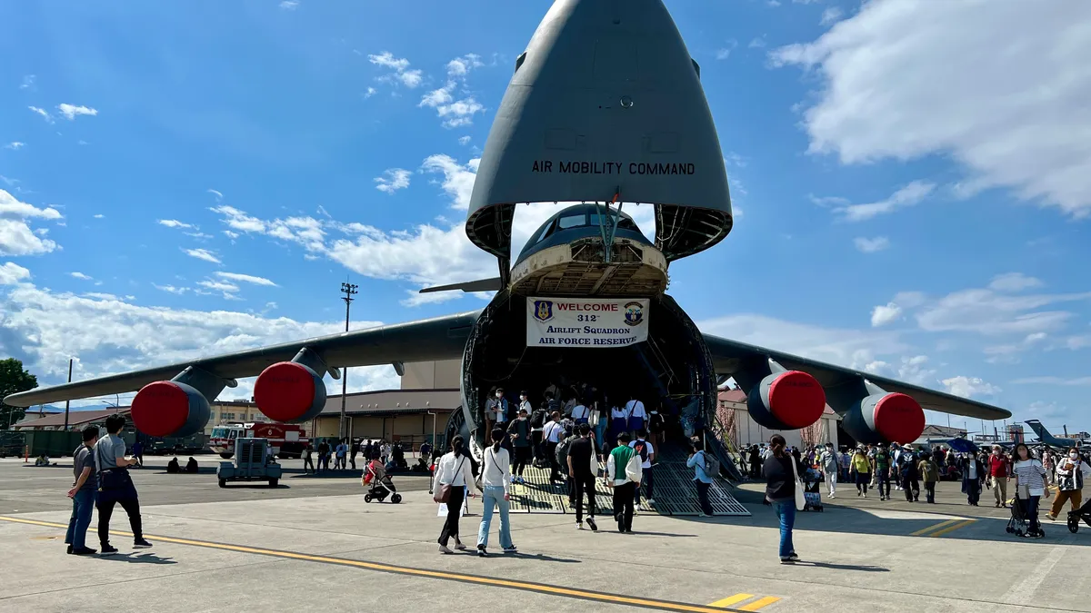 C-5M GALAXY 기내